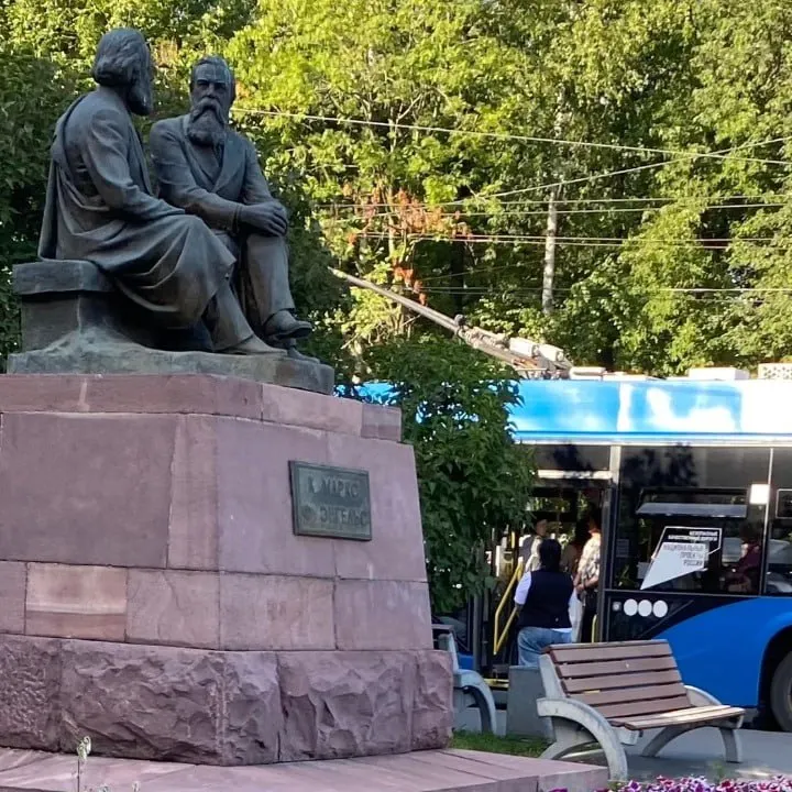 85-летний житель города почти полтора часа ожидал троллейбус №1 и опоздал на прием к врачу; горожане жалуются на работу городского транспорта.