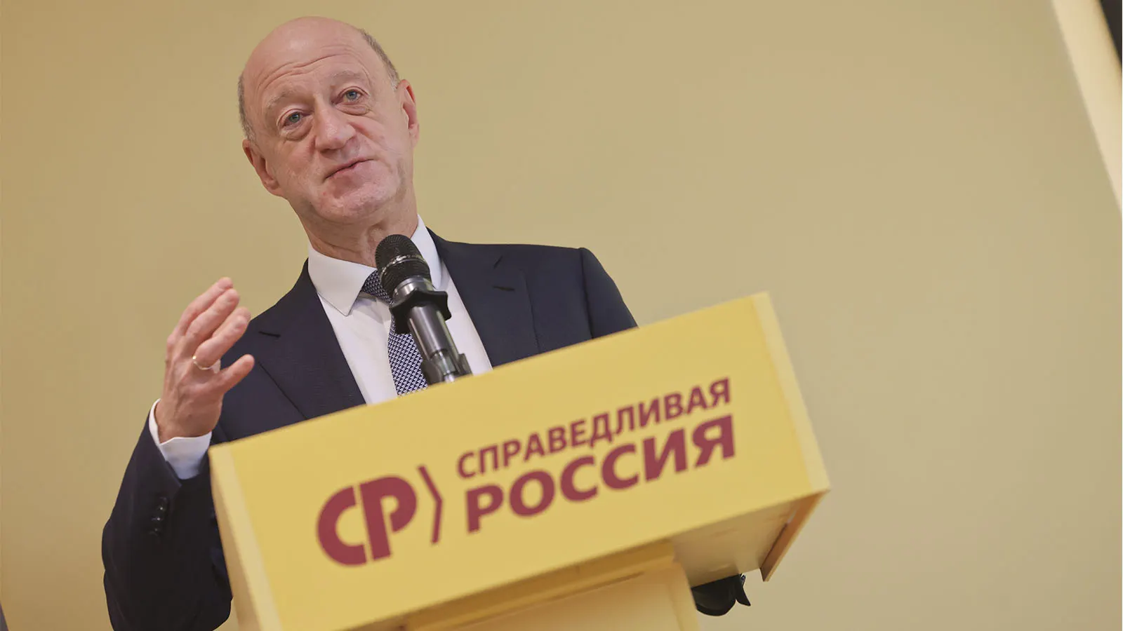 Заместитель спикера Госдумы Александр Бабаков рассматривается как кандидат на пост лидера партии, если Миронов не сможет восстановиться после травмы. Обсуждаются кадровые перестановки и ближайший съезд.