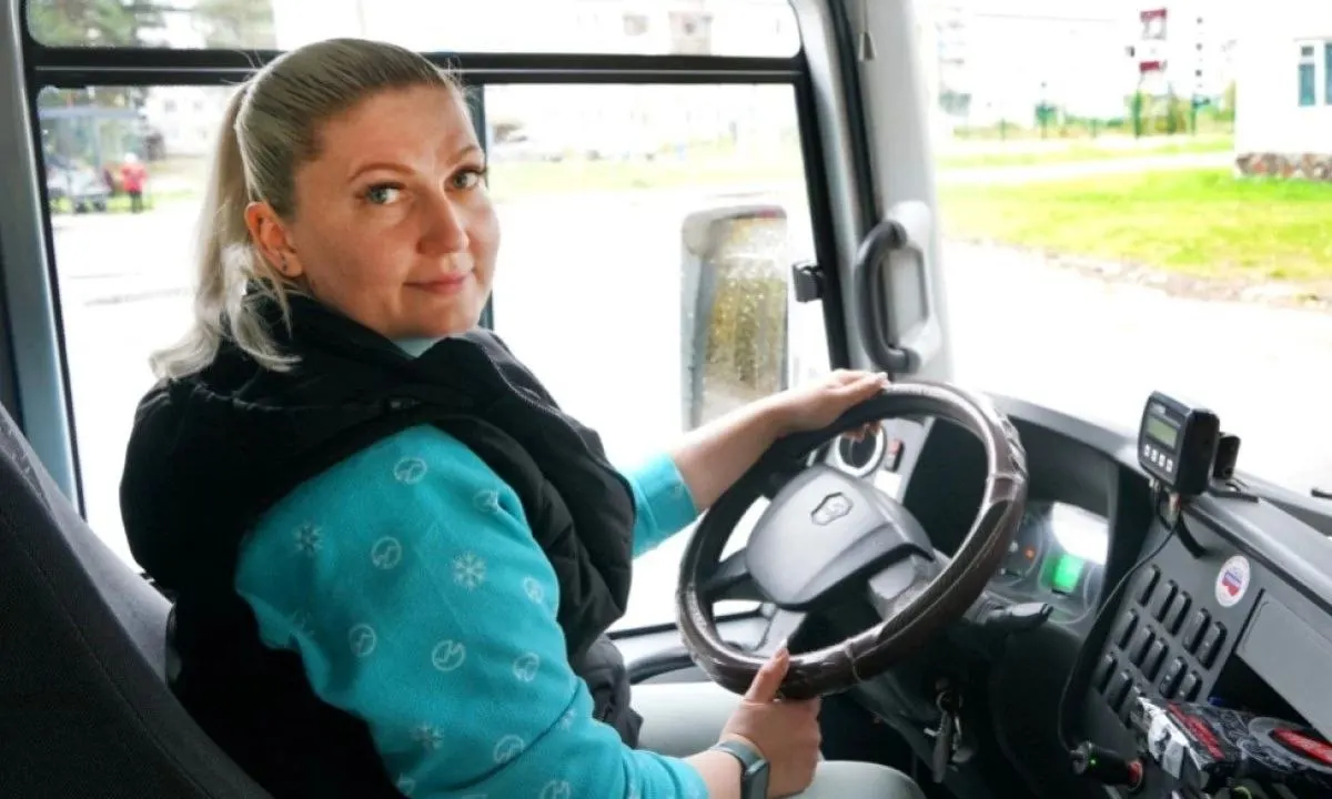 Жительница Карелии стала водителем автобуса и сталкивается с предрассудками, но скоро завоевывает доверие пассажиров и коллектива.