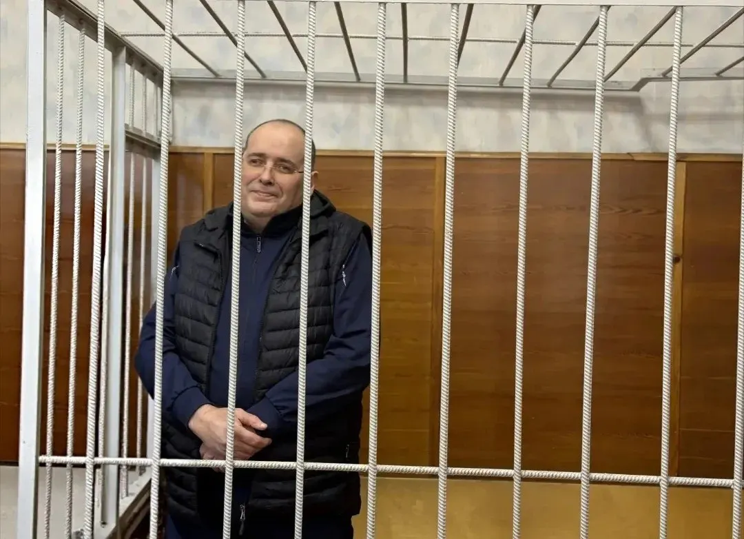 Экс-замминистра ЖКХ признали виновным в получении взятки в особо крупном размере. Суд вынес наказание: 9 лет колонии строгого режима и штраф 8 820 000 рублей; общий срок по делу составит 14 лет, штраф близко 17 миллионов рублей.
