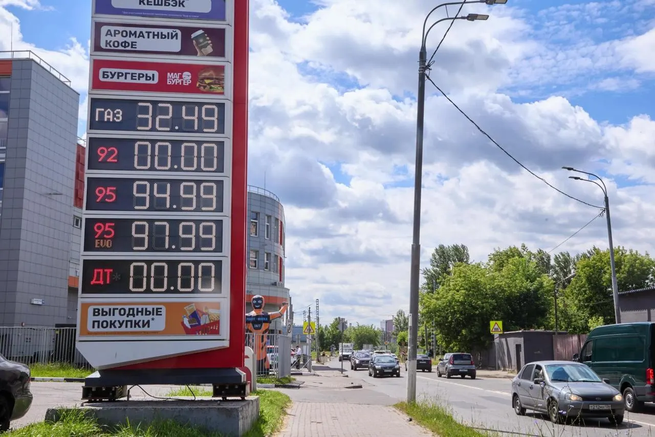 Антимонопольная служба зафиксировала десятки дел и предупреждений в отношении заправочных станций из-за резкого роста цен на бензин и дизель.