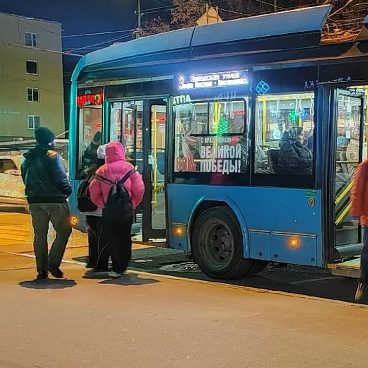 Двое 13-летних пытались попасть в троллейбус вечером в Петрозаводске после прогулки по центру города; кондуктор отказал им в посадке, позже другой водитель позволил зайти с неисправным велосипедом.