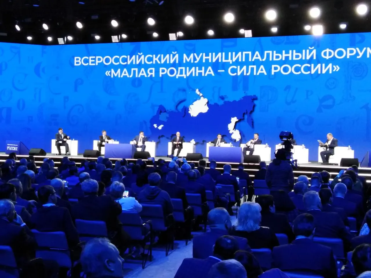Указ устанавливает ежегодное проведение форума муниципального уровня и церемонии вручения премии «Служение». Ответственным за организацию назначен первый заместитель руководителя Администрации Президента Сергей Кириенко.
