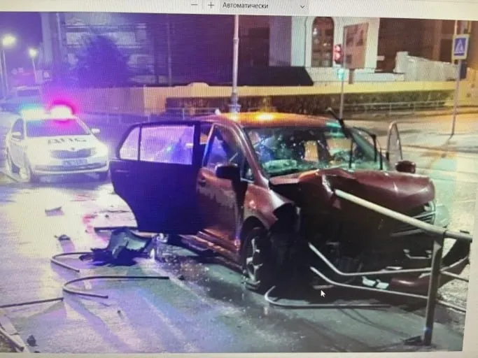В&nbsp;Петрозаводске автомобиль врезался в&nbsp;дорожное ограждение на&nbsp;перекрёстке&nbsp;— водитель не&nbsp;пострадал