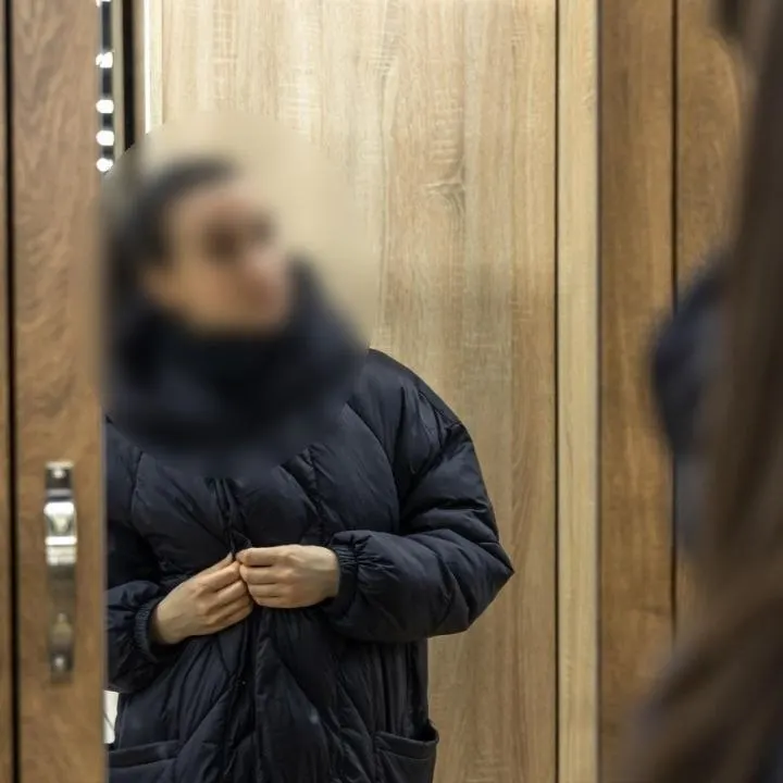 Жители Карелии сообщают о настойчивой женщине, которая якобы представляет сотрудницу и утверждает, что пожилому родственнику причитаются деньги, называя ФИО и сумму около 100–140 тысяч рублей.