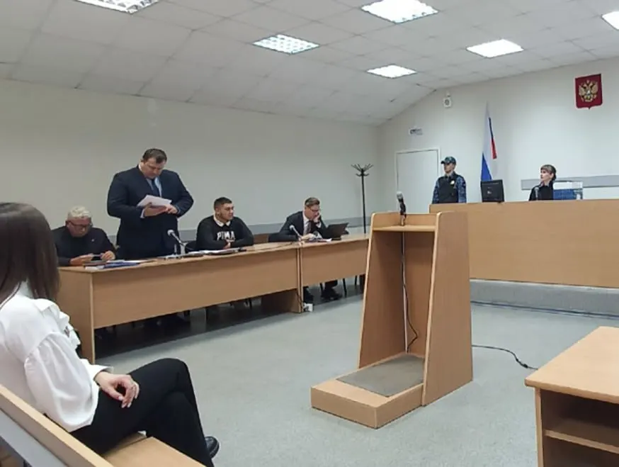 В Петрозаводске продолжается суд над Русланом Гусейновым: поступила третья экспертиза, и дело запуталось ещё больше. Одновременно стало известно, что в тот же период Алексей Борик был избит — и за полученные травмы выплачена страховка.