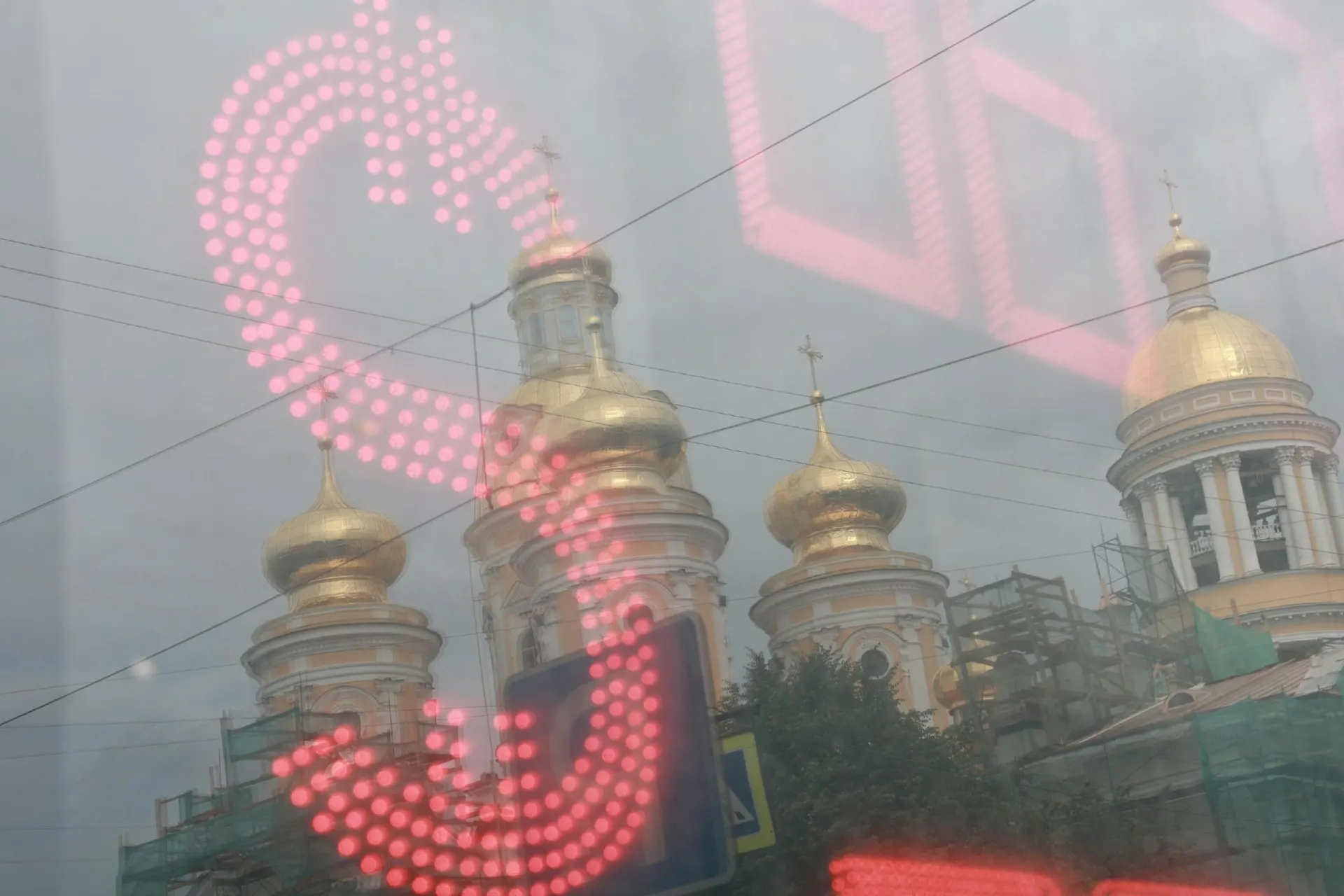 За лето курс рубля к доллару снизился примерно на 25%, а эксперты обсуждают дальнейшие тенденции и риски для экономики.
