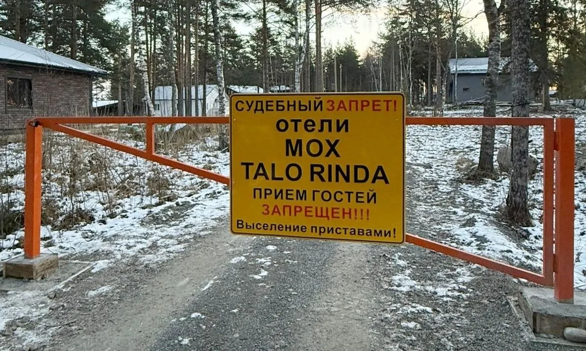 Прионежский районный суд запретил гостиничные услуги на урочище Ринда после того, как учредители разместили гостей без соответствующих разрешений; апелляция оставила решение в силе.