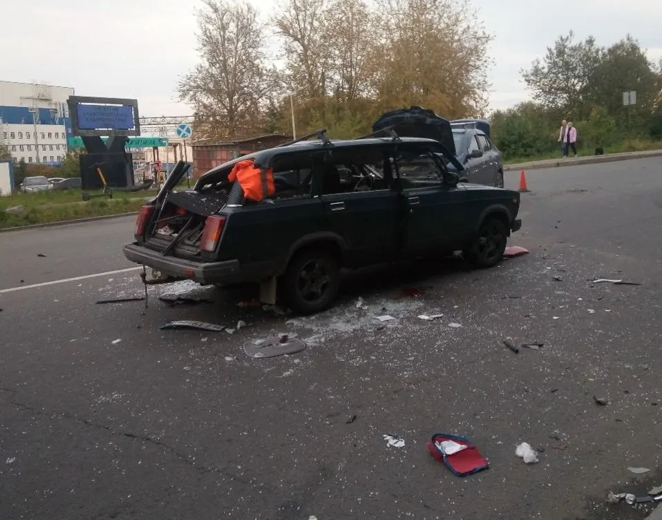 На улице Ригачина в Петрозаводске произошло тройное ДТП: трицикл столкнулся с автомобилем после того, как Renault не пропустил его.