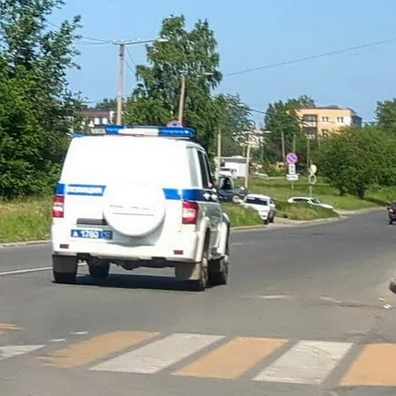 75-летний мужчина пострадал в центре Петрозаводска: нападавший подошёл со спины и ударил пенсионера, угрожая ему. Нападение зафиксировано камерой видеонаблюдения.