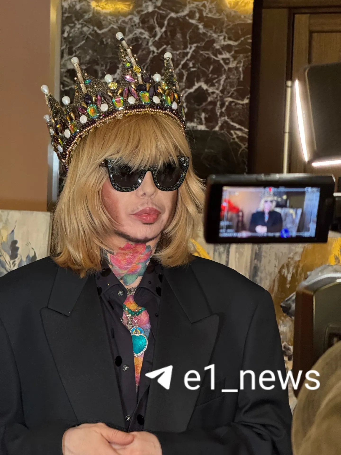В российских подиумных событиях участвуют дизайнеры со всей страны; на сцене выступил Сергей Зверев, подчеркивается приоритет отечественного производства.