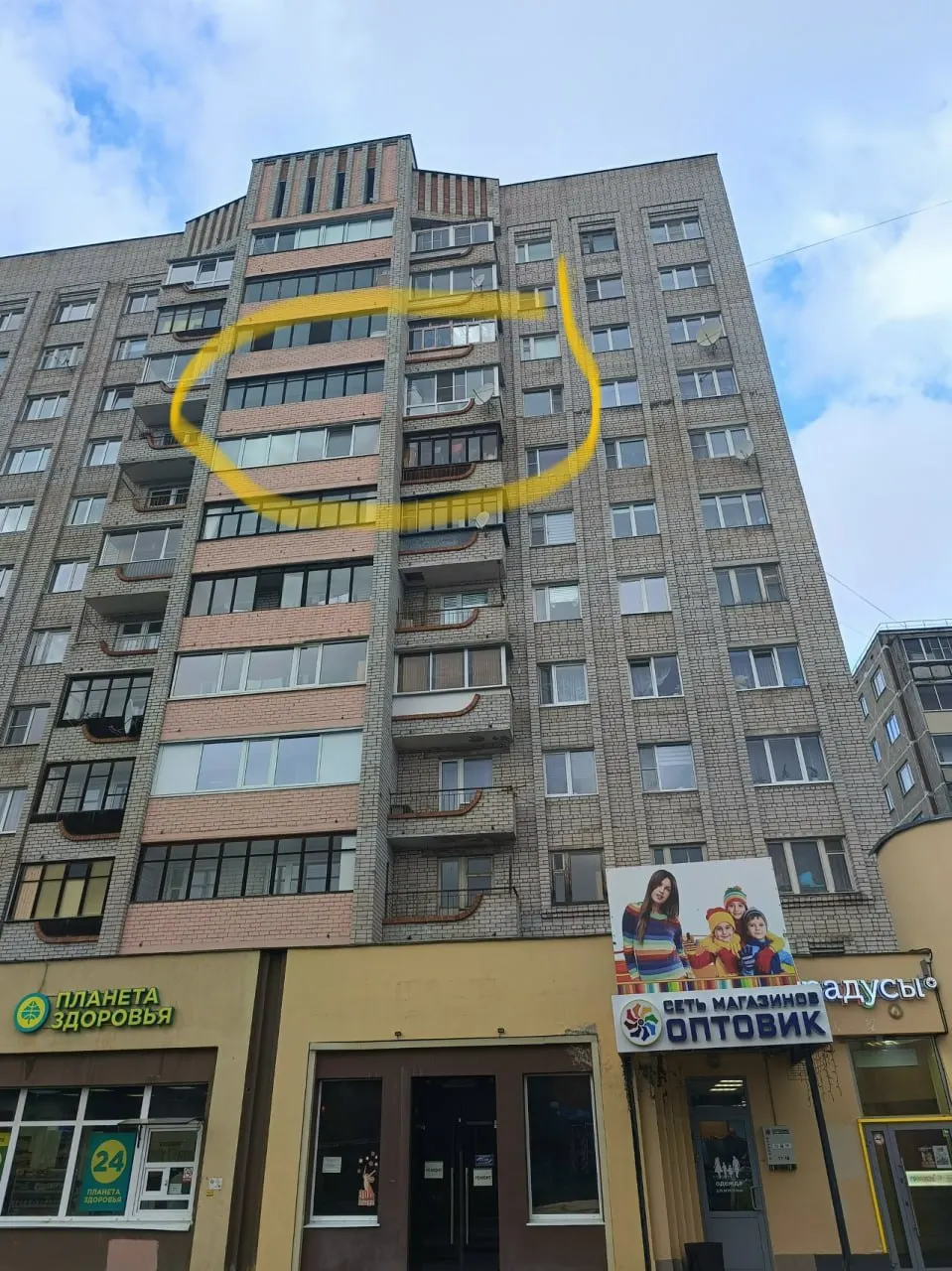 Повторяющиеся инциденты на одном доме в Петрозаводске — предметы падают на тротуар, чаще всего бутылки и продукты, это вызывает тревогу жителей; преступников до сих пор не нашли.