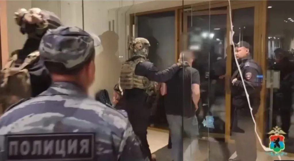 Силовики проникли в ночной клуб Neoma, проверяли гостей, записывали данные и вручали повестки; некоторые гости подписывали документы.