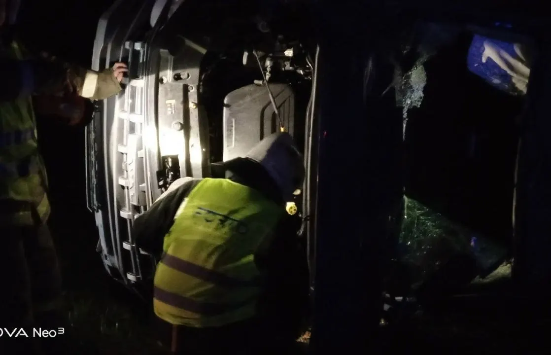 На трассе «Кола» в Пряжинском районе автомобиль вылетел в кювет; пострадали два человека, среди них — 4-летний ребенок.