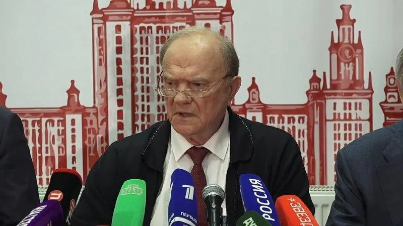 Лидер КПРФ заявил на брифинге, что текущий курс ведёт к экономическому и технологическому отставанию и росту тарифов; он призвал к решительным переменам.