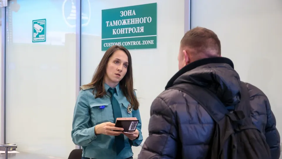 Введены новые ограничения на вывоз физического золота и наличных рублей: не более 100 граммов золота в слитках и запрет вывоза наличных свыше $10 000 в эквиваленте в страны за пределы ЕАЭС; усилены требования к источникам средств и контролю за оборотом капитала.