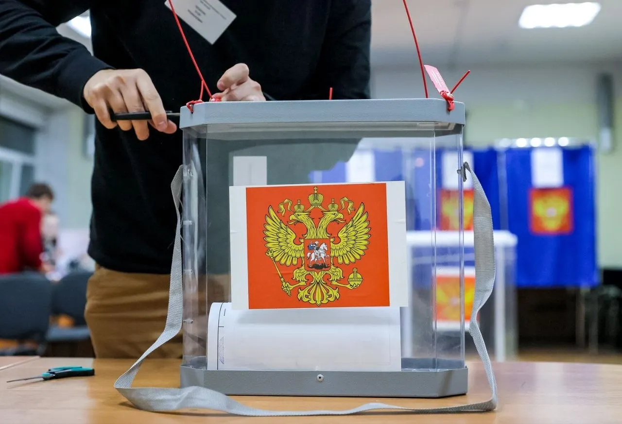 По данным экзит-полов ведущие партии и их доли поддержки.