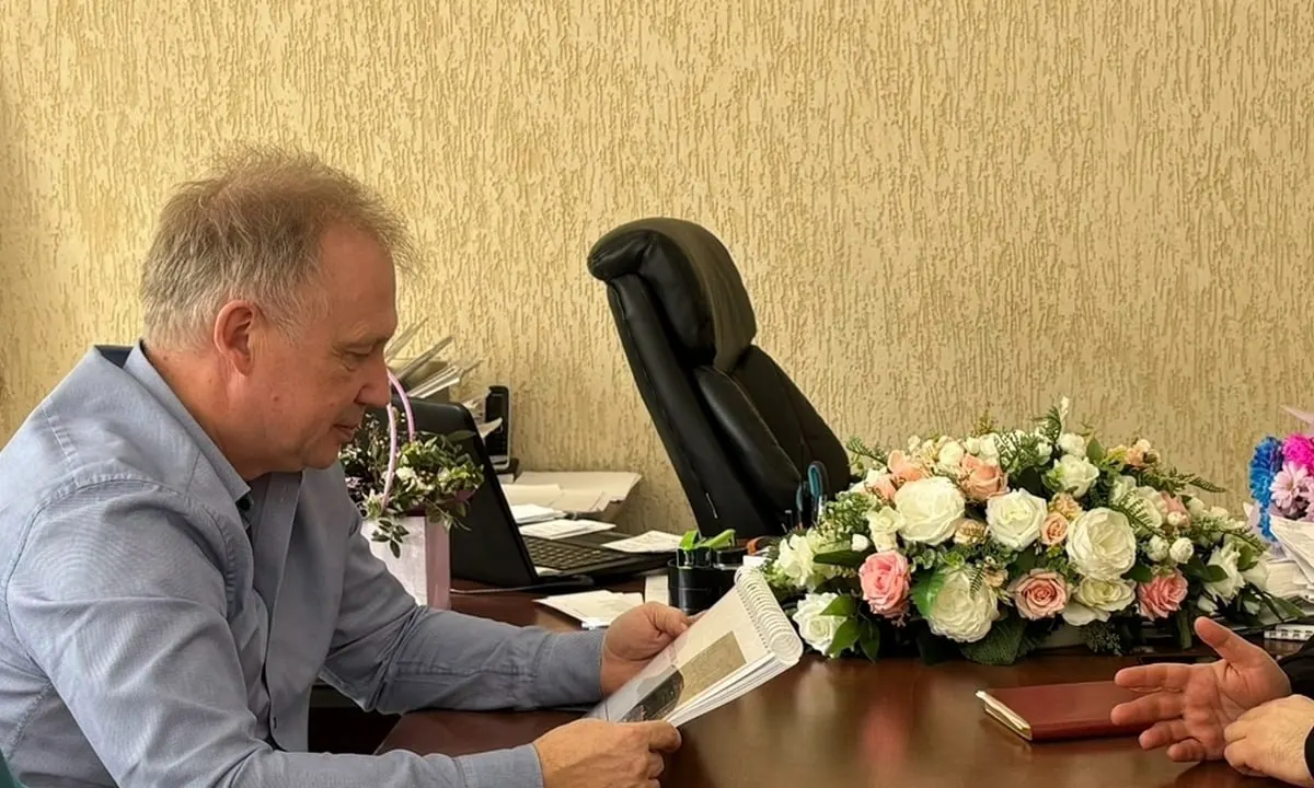 Директор госкомпании, занимающейся поставками льготных лекарств, уволен после выявления конфликта интересов: контракты на сумму свыше 63 млн рублей заключались с супругой руководителя.