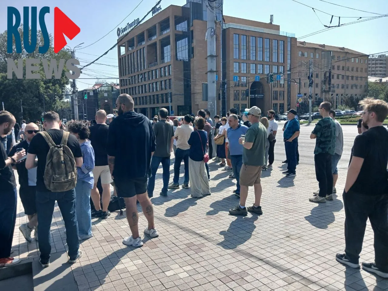 К полудню к участку подошли около тысячи человек; рядом проходит митинг около ста активистов с плакатами и речами за пацифизм.