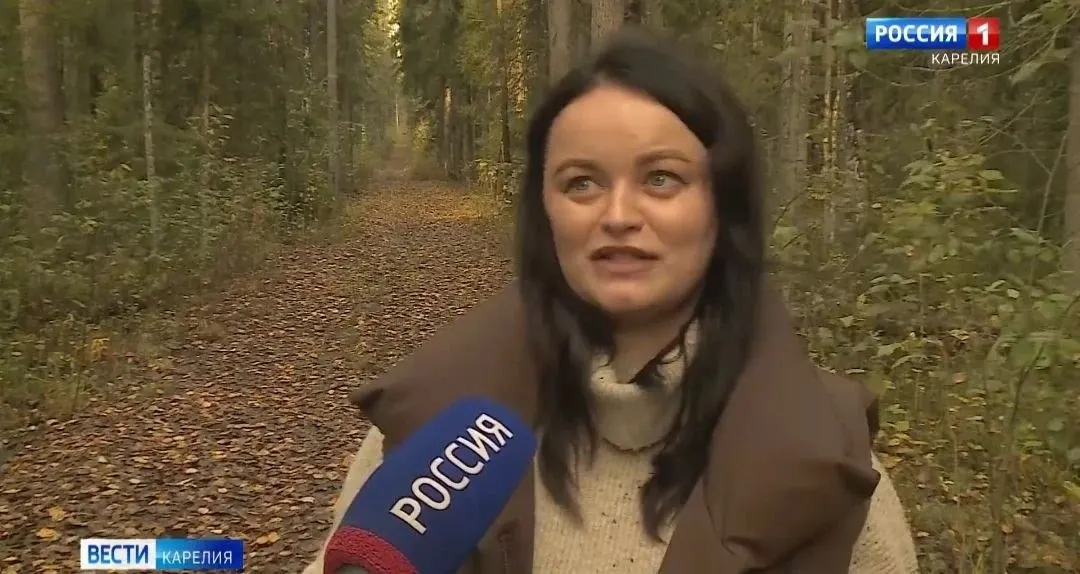 Жительница поселка Челна Пряжинского района Карелии рассказала, как зверь оказался в пяти метрах от неё; по региону за год зафиксировано около 70 подобных встреч, вреда человеку звери не наносили.