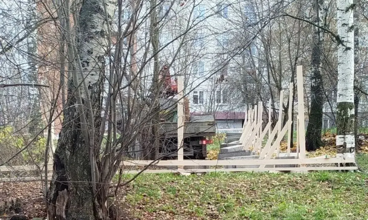 Частная территория у парка Березовая роща в Петрозаводске планируется под застройку многоэтажным жилым домом; участок ограждён, возле него установлен памятник революционеру.
