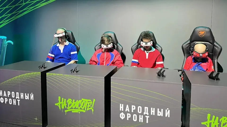 Школьникам дадут навыки пилотирования и программирования дронов в рамках проекта «На высоте»; пилотная программа охватывает шесть регионов.