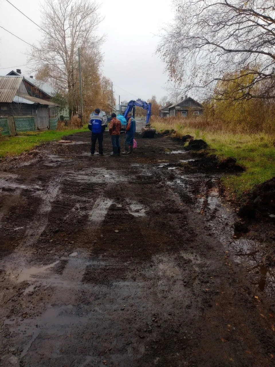 Жители поселка Гайжево в Карелии взяли на себя ремонт дороги, собрав средства на щебень и трактор после обещания депутата от Единой России.