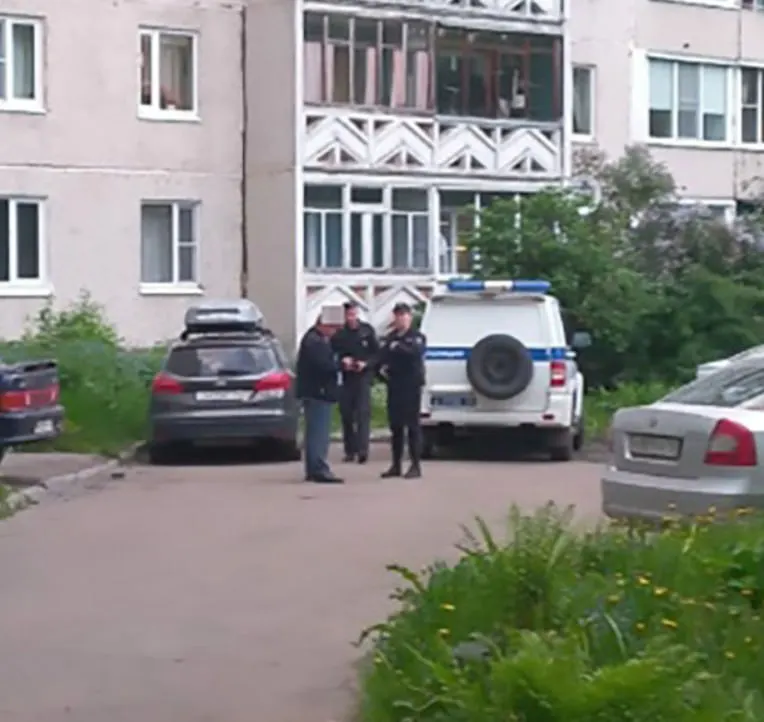 Жительница Костомукши поговорила с грабителем, угрожавшим ножом, и заплатила бутылкой водки за спокойствие; злоумышленник ушёл. По данным МВД Карелии, ему грозит до десяти лет лишения свободы.
