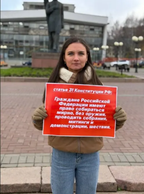Изменения в порядке проведения одиночных пикетов: теперь организаторы обязаны заранее предупреждать уполномоченный орган. Разбор ключевых пунктов законопроекта и позиций партий.