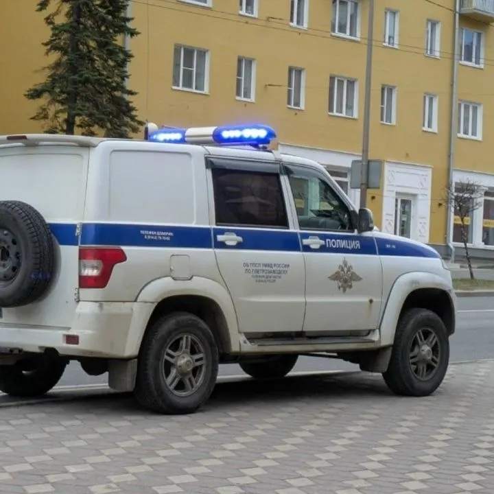 У группы молодых людей в Петрозаводске изъята крупная партия наркотиков; задержаны три человека: 21-летняя и 19-летняя женщины и 18-летний петрозаводчанин.