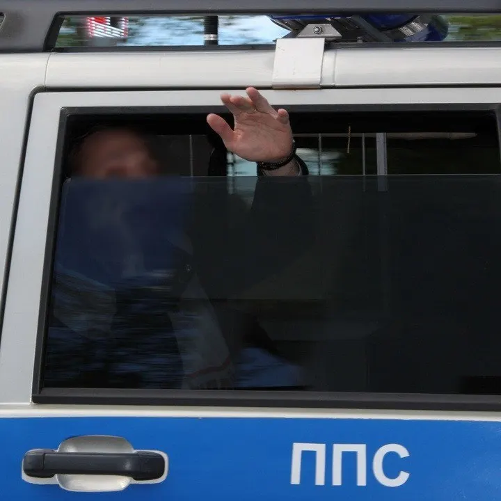 Вечером в Петрозаводске мужчина напал на жену и восьмилетнего сына; пострадавшие получили помощь, подозреваемый отпущен домой; сейчас проводится проверка.
