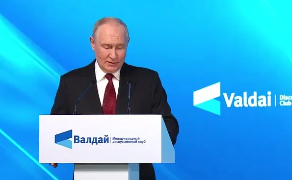 Путин заявил, что мировая политика нарушает ранее непоколебимые табу и что Россия вынуждена защищать себя. Он призвал к совместному поиску путей мирного сосуществования.