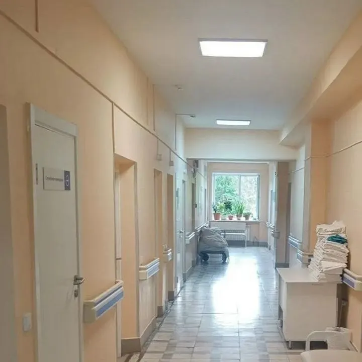 Пациентка из Карелии сообщила об отсутствии бинтов в травматологическом кабинете Кондопожской ЦРБ; по данным учреждения, ведётся закупка и поставка бинтов ожидается.