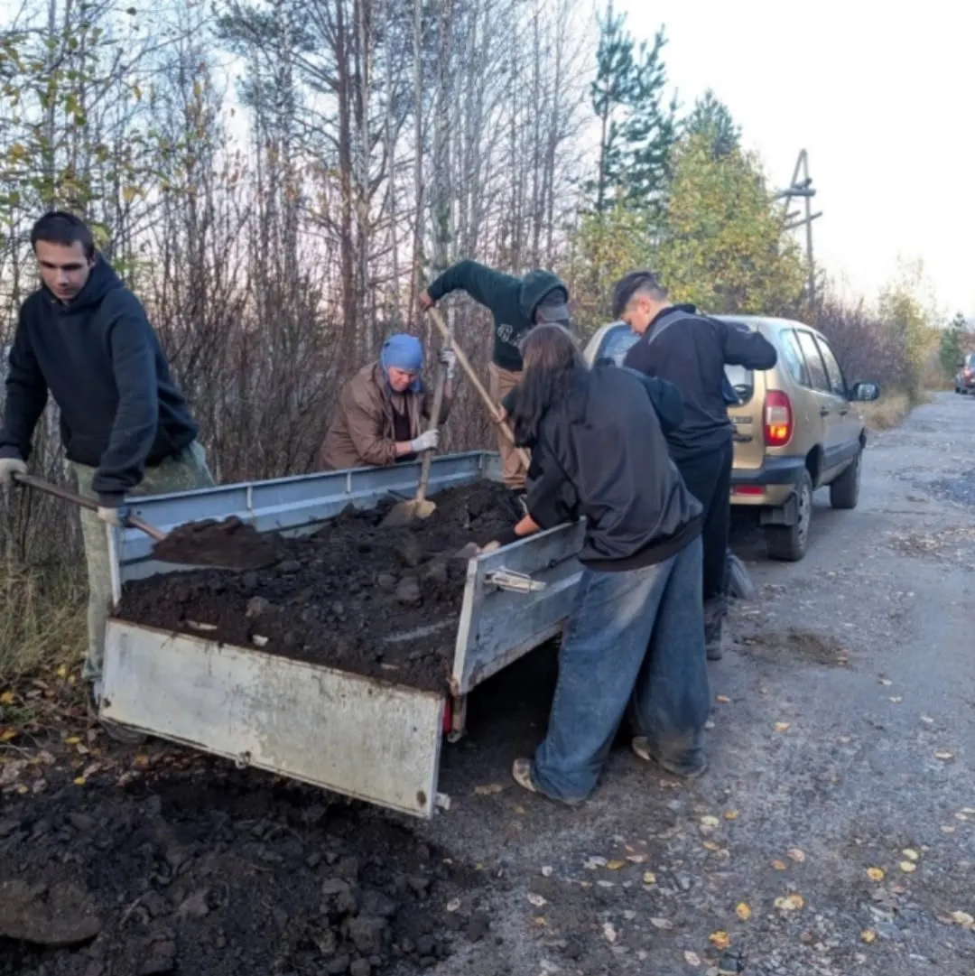В Гайжево Карельского района местные жители собирают средства и ремонтируют дорогу сами. Помощь приходит со стороны жителей Москвы, Санкт-Петербурга, Мурманска и других городов.