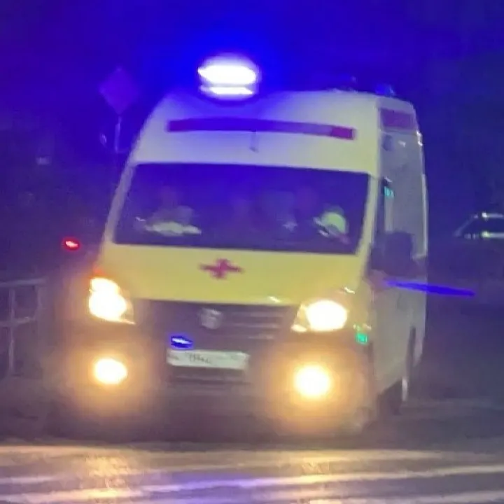В Карелии врачи оперативно приняли женщину на 36-й неделе беременности: медики быстро реагировали, чтобы спасти мать и будущего ребенка; позже малышку доставили в Петрозаводск для продолжения лечения.