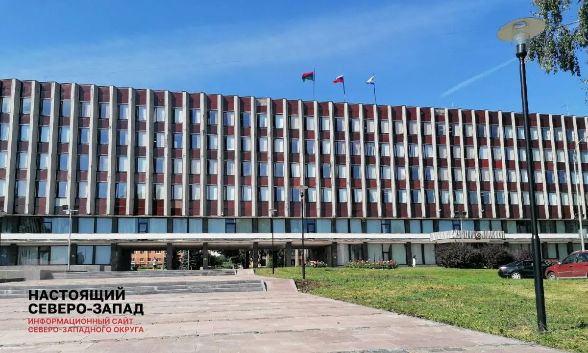 Обсуждается повышение базовой оплаты для мэра, спикера и других чиновников с сокращением части стимулирующих выплат; целью называется обеспечение стабильности дохода.