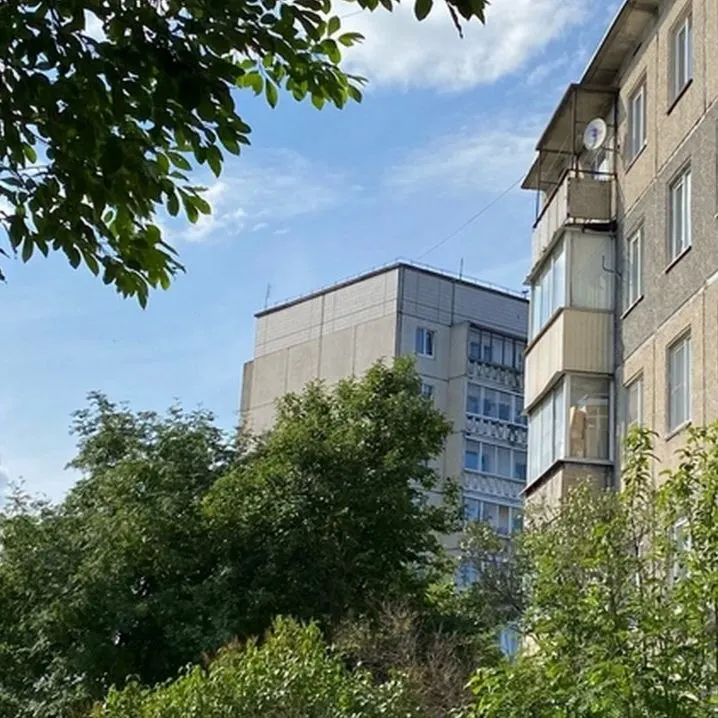 Долги по коммунальным услугам, возникшие у десятков семей, могут привести к выселению. Сумма долгов около 30 тысяч рублей, оплата до 20 ноября необходима, иначе жильё может уйти.