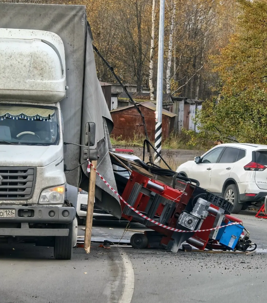 На повороте в Петрозаводске грузовик выпустил груз, на дорогу упал крупный деревообрабатывающий станок; движение затруднено, пострадала одна машина.