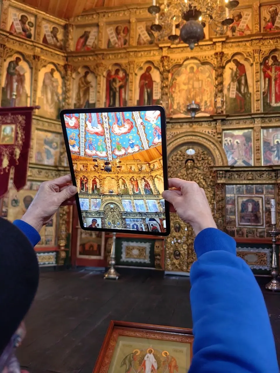 AR‑проект возвращает в храм на острове Кижи виртуальные потолочные иконы, позволяя увидеть, как выглядел интерьер до войны, наложив изображения на существующий потолок.