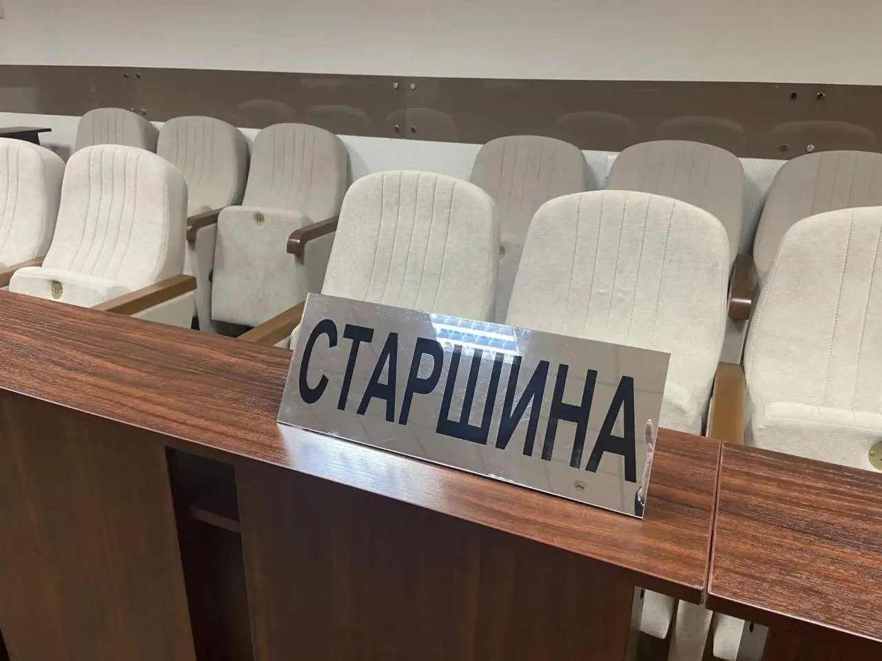 Планируют сократить число заседателей вдвое; в совещательной комнате с ними будет присутствовать судья, что вызывает бурные обсуждения.