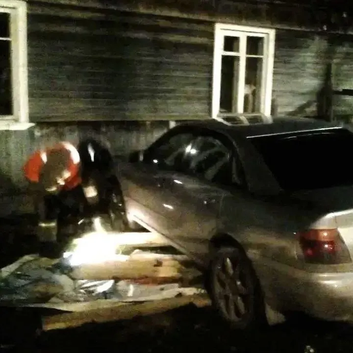 Водитель не справился с управлением и врезался в жилой дом. Пострадавших нет; место происшествия обследуют спасатели и сотрудники службы.