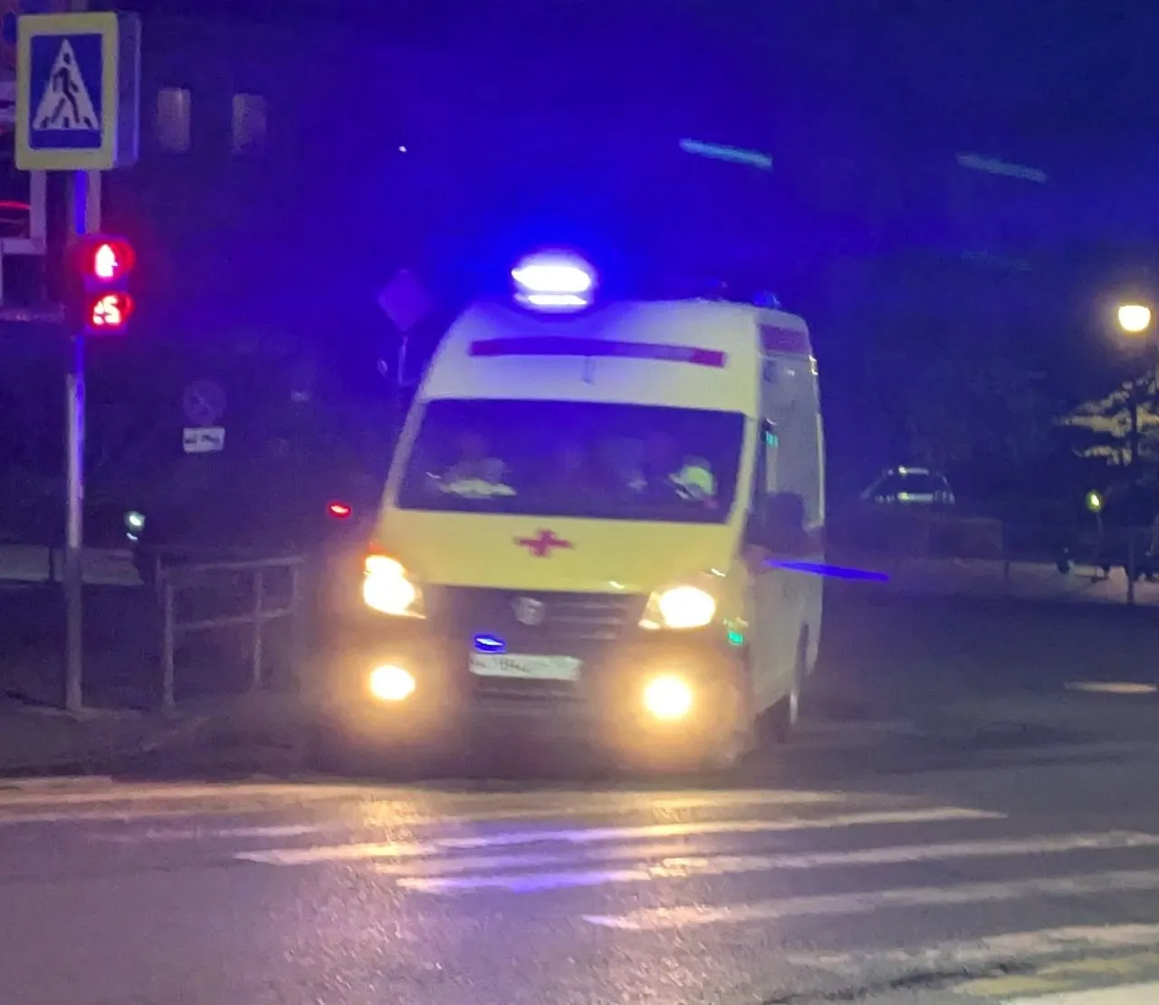В Петрозаводске фрагмент штукатурки упал на девушку; пострадавшая получила медицинскую помощь.