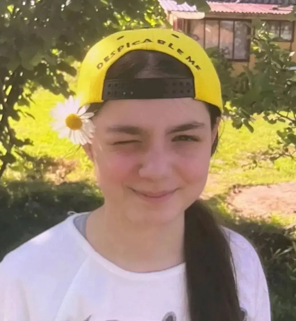 13-летнюю Марии Большаковой пропала вечером по пути на тренировку в Петрозаводске. Ищут по приметам: рост около 160 см, темно-русые волосы, серо-зеленые глаза. Была в красной куртке, бежевая кофта, черные штаны и черные кеды с белой подошвой; при себе — желтый рюкзак.