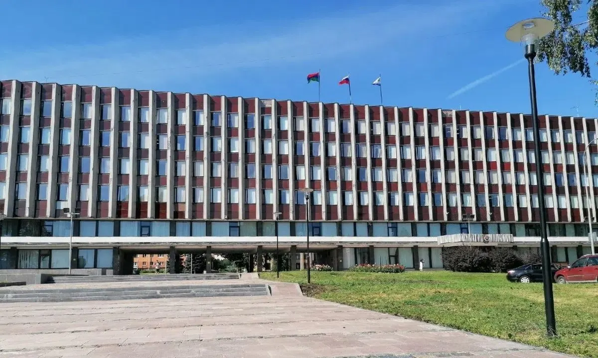 Предлагается повысить базовую часть окладов и снизить стимулирующие надбавки, сохранив компенсации и надбавки за особые условия службы.