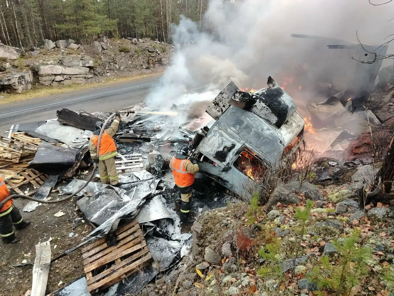 На трассе «Кола» в Карелии грузовик марки Volvo не справился с управлением и врезался в скалу. Машина загорелась, водитель сумел выбраться из кабины. Пожарные ликвидировали возгорание; газовый баллон был удалён, взрыв исключён.