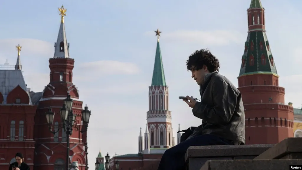 Законопроект о идентификации несовершеннолетних в социальных сетях и ограничении доступа к сети обсуждается на фоне международного опыта.